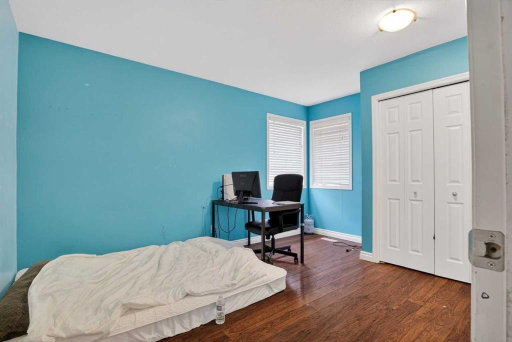 34 Simcoe Place Sw, Calgary, AB - Indoor Photo Showing Bedroom