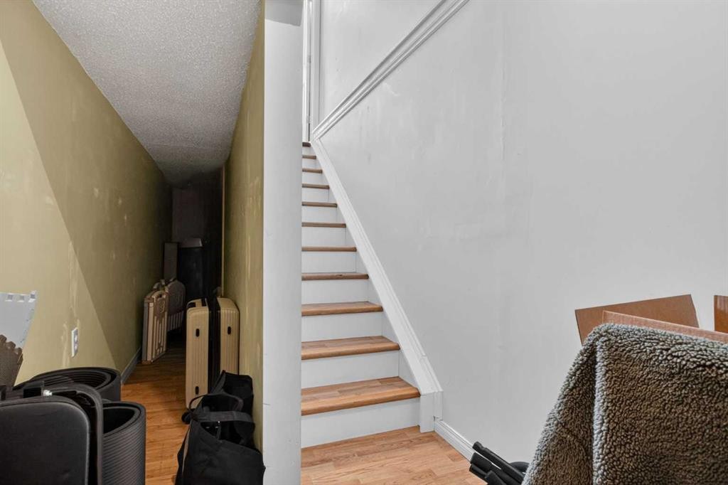 34 Simcoe Place Sw, Calgary, AB - Indoor Photo Showing Other Room