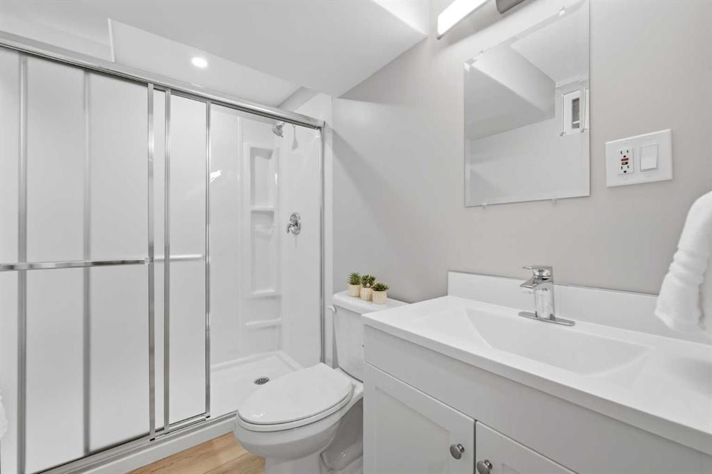 6 Mckernan Place Se, Calgary, AB - Indoor Photo Showing Bathroom