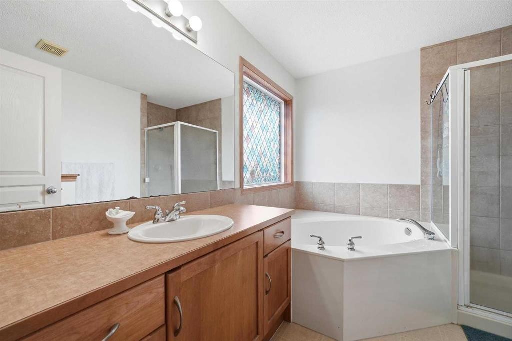62 New Brighton Circle Se, Calgary, AB - Indoor Photo Showing Bathroom