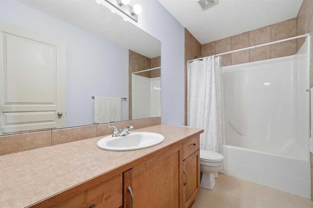62 New Brighton Circle Se, Calgary, AB - Indoor Photo Showing Bathroom