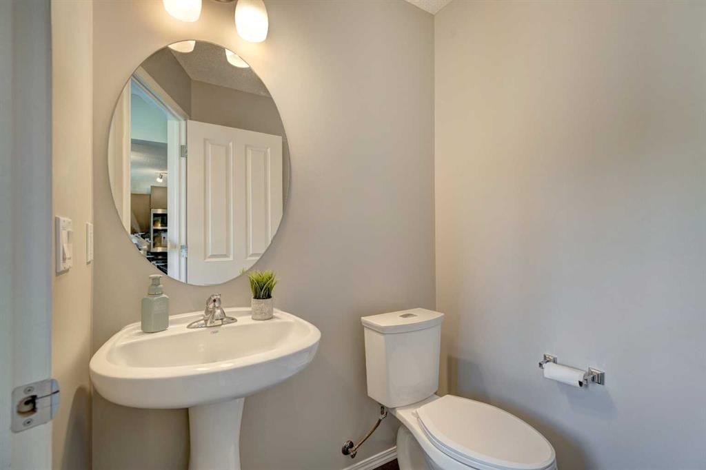 55 Legacy Crescent Se, Calgary, AB - Indoor Photo Showing Bathroom