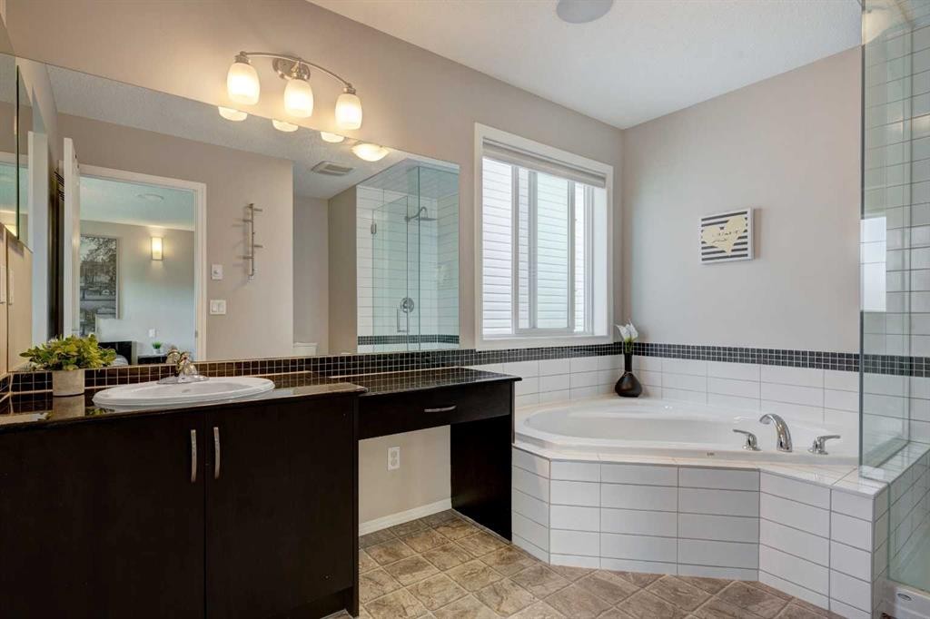 55 Legacy Crescent Se, Calgary, AB - Indoor Photo Showing Bathroom