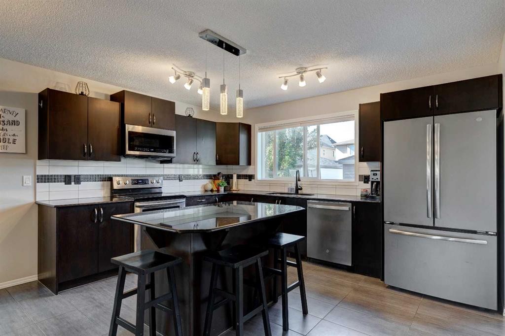 55 Legacy Crescent Se, Calgary, AB - Indoor Photo Showing Kitchen