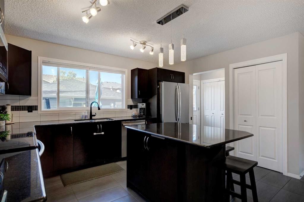 55 Legacy Crescent Se, Calgary, AB - Indoor Photo Showing Kitchen With Upgraded Kitchen