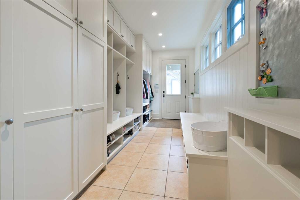 1903 48 Avenue Sw, Calgary, AB - Indoor Photo Showing Other Room