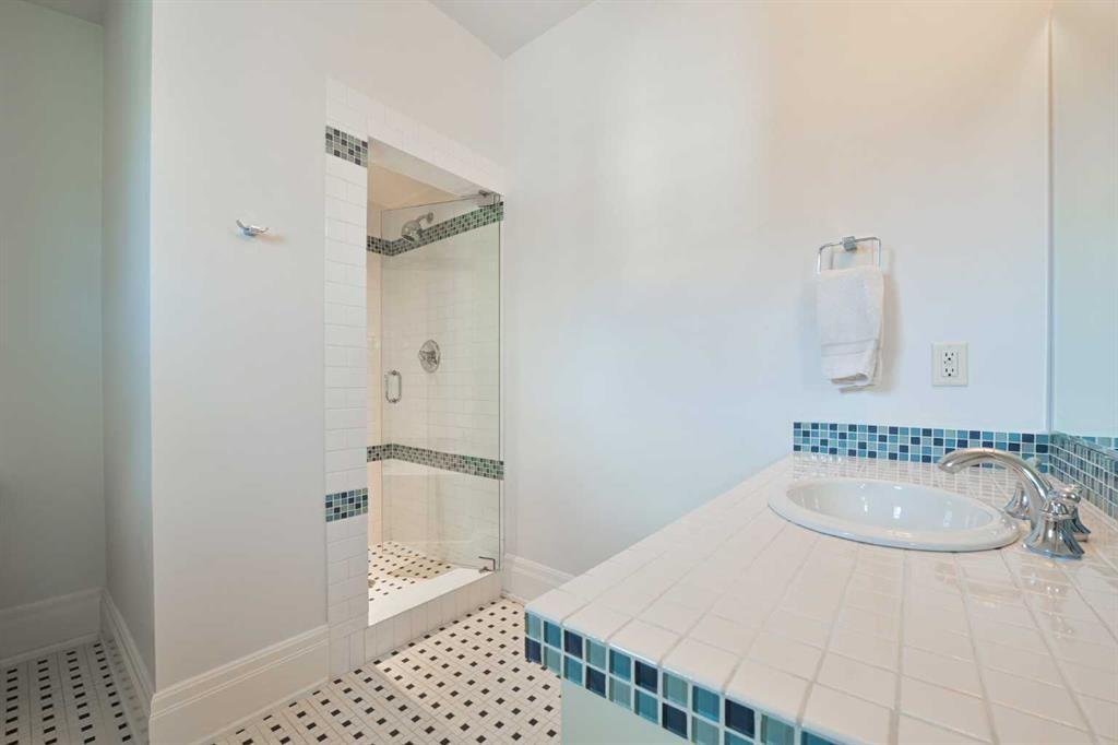 1903 48 Avenue Sw, Calgary, AB - Indoor Photo Showing Bathroom