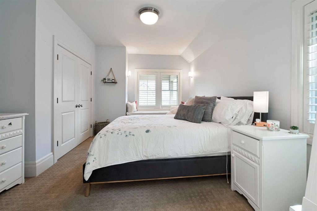 1903 48 Avenue Sw, Calgary, AB - Indoor Photo Showing Bedroom
