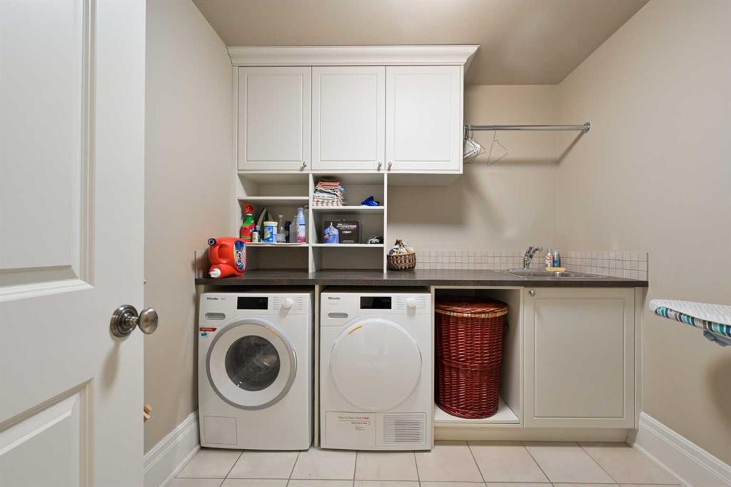 1903 48 Avenue Sw, Calgary, AB - Indoor Photo Showing Laundry Room