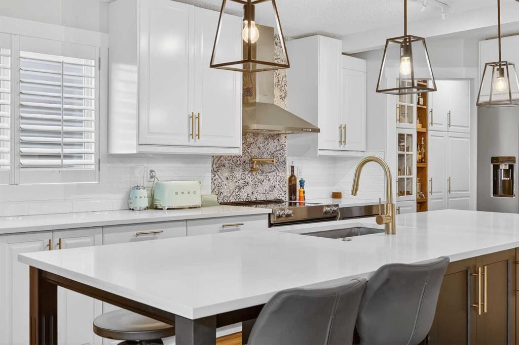 60 Inverness Drive Se, Calgary, AB - Indoor Photo Showing Kitchen With Upgraded Kitchen