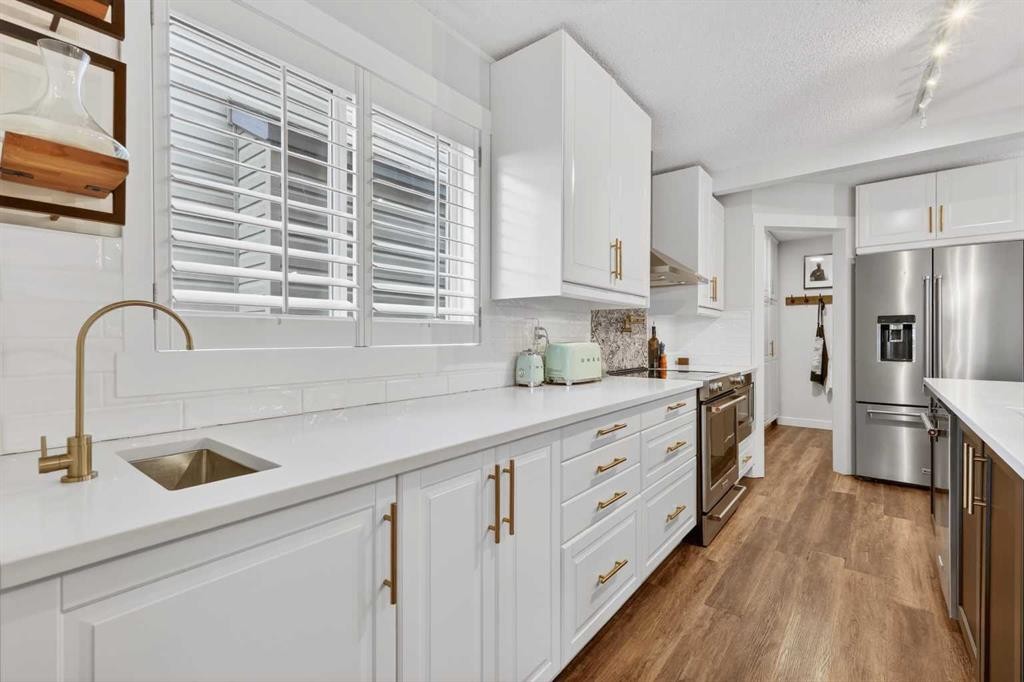 60 Inverness Drive Se, Calgary, AB - Indoor Photo Showing Kitchen With Upgraded Kitchen