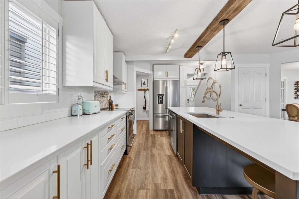 60 Inverness Drive Se, Calgary, AB - Indoor Photo Showing Kitchen With Upgraded Kitchen