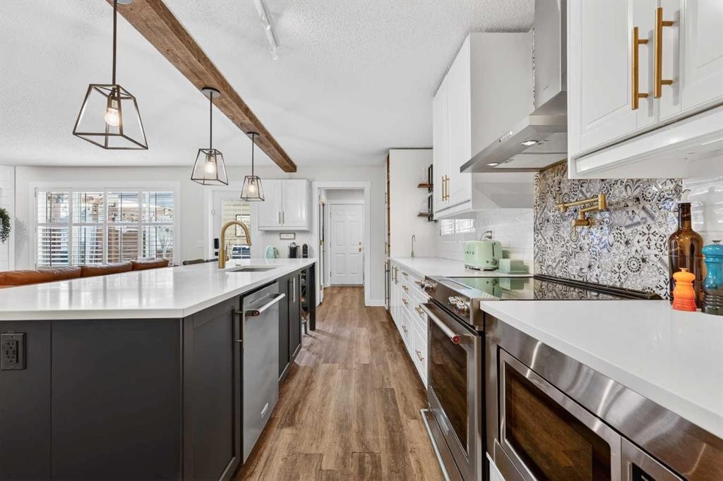 60 Inverness Drive Se, Calgary, AB - Indoor Photo Showing Kitchen With Upgraded Kitchen