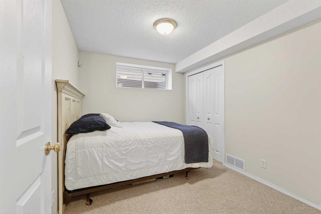 60 Inverness Drive Se, Calgary, AB - Indoor Photo Showing Bedroom