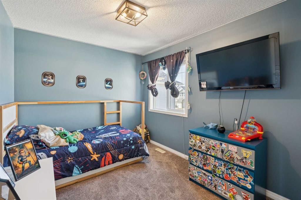 144 Canals Circle Sw, Airdrie, AB - Indoor Photo Showing Bedroom