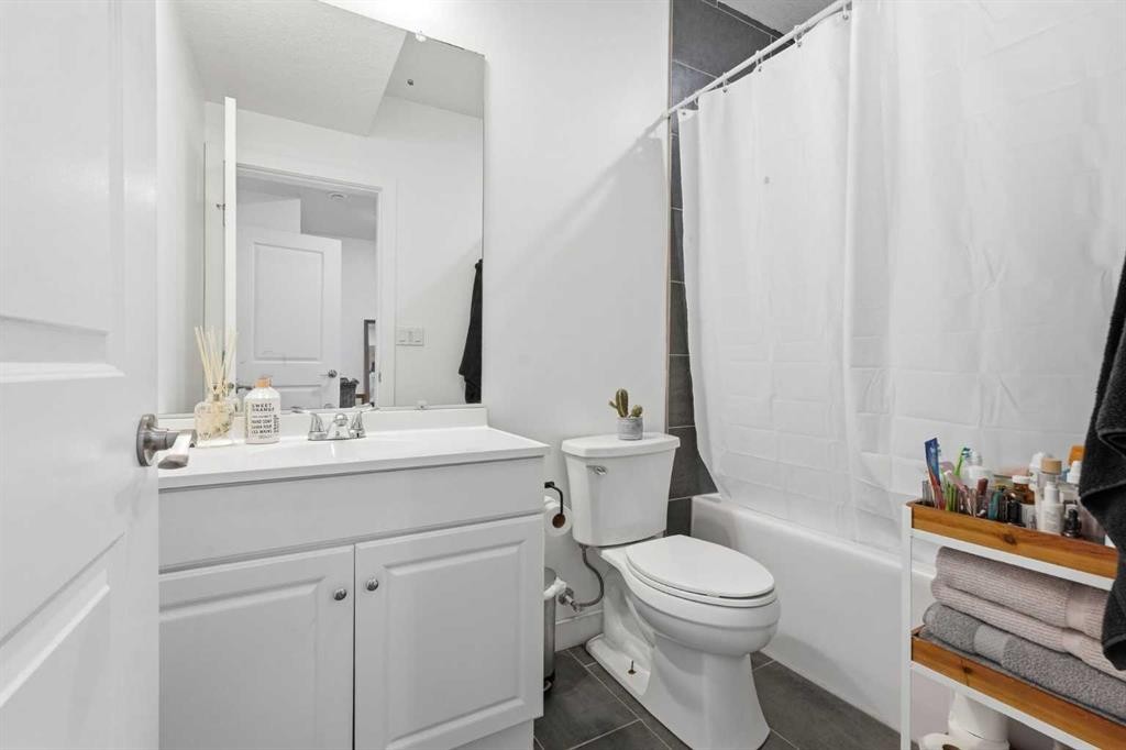 45 Copperpond Avenue Se, Calgary, AB - Indoor Photo Showing Bathroom