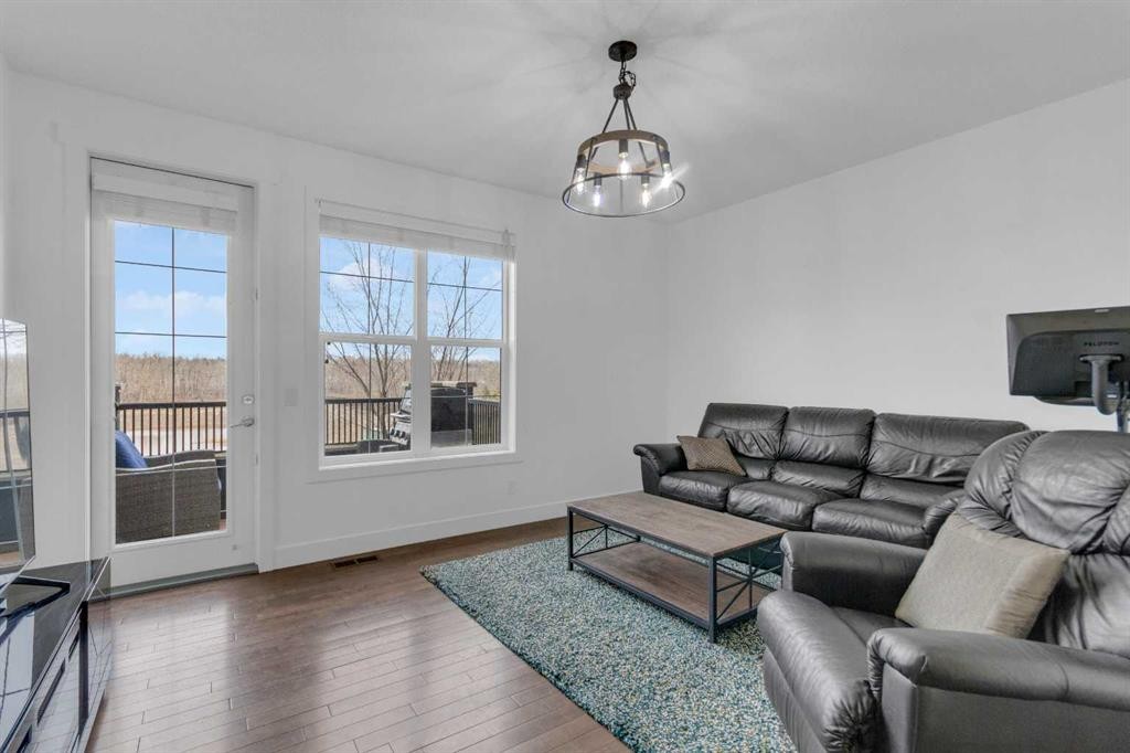 424 Quarry Way Se, Calgary, AB - Indoor Photo Showing Living Room