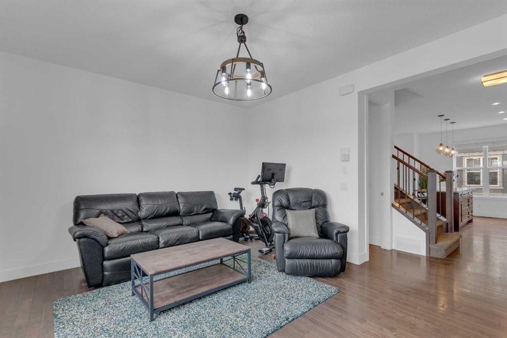424 Quarry Way Se, Calgary, AB - Indoor Photo Showing Living Room