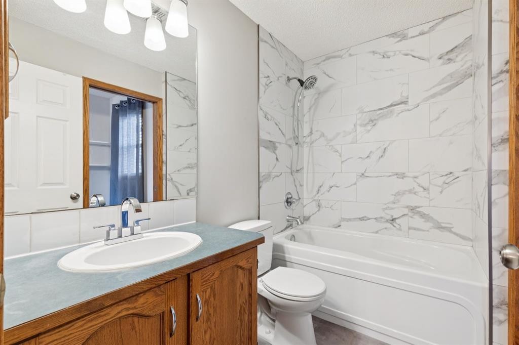 87 Cimarron Meadows Way, Okotoks, AB - Indoor Photo Showing Bathroom