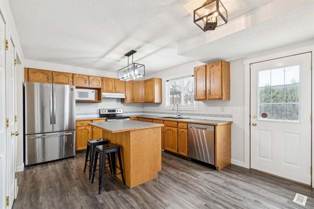 87 Cimarron Meadows Way, Okotoks, AB - Indoor Photo Showing Kitchen