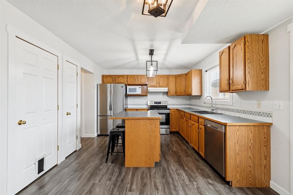 87 Cimarron Meadows Way, Okotoks, AB - Indoor Photo Showing Kitchen
