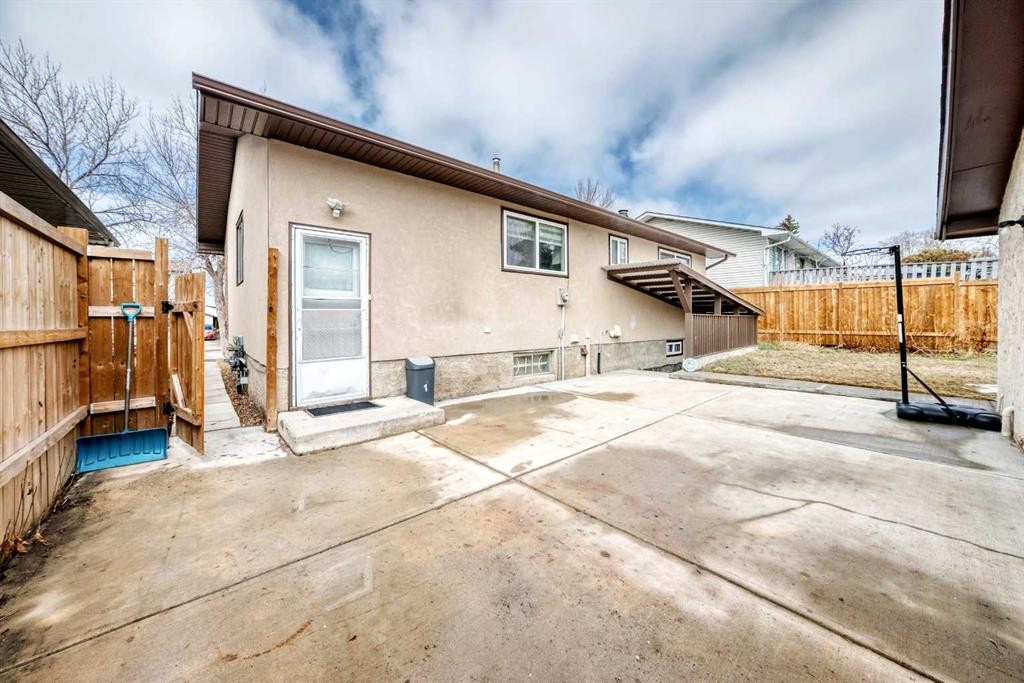 132 Whiteview Close Ne, Calgary, AB - Outdoor With Exterior