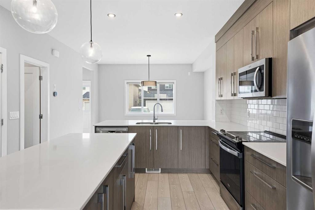 592 Dawson Drive, Chestermere, AB - Indoor Photo Showing Kitchen With Stainless Steel Kitchen With Double Sink With Upgraded Kitchen