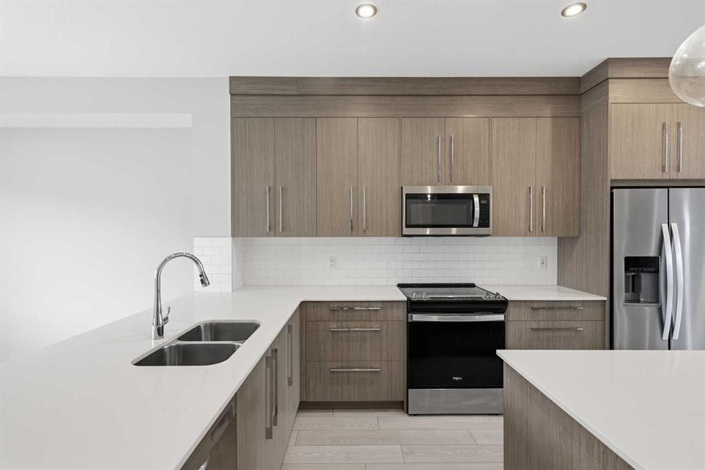 592 Dawson Drive, Chestermere, AB - Indoor Photo Showing Kitchen With Stainless Steel Kitchen With Double Sink With Upgraded Kitchen