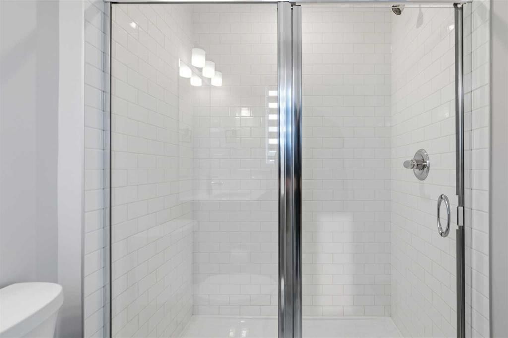 592 Dawson Drive, Chestermere, AB - Indoor Photo Showing Bathroom