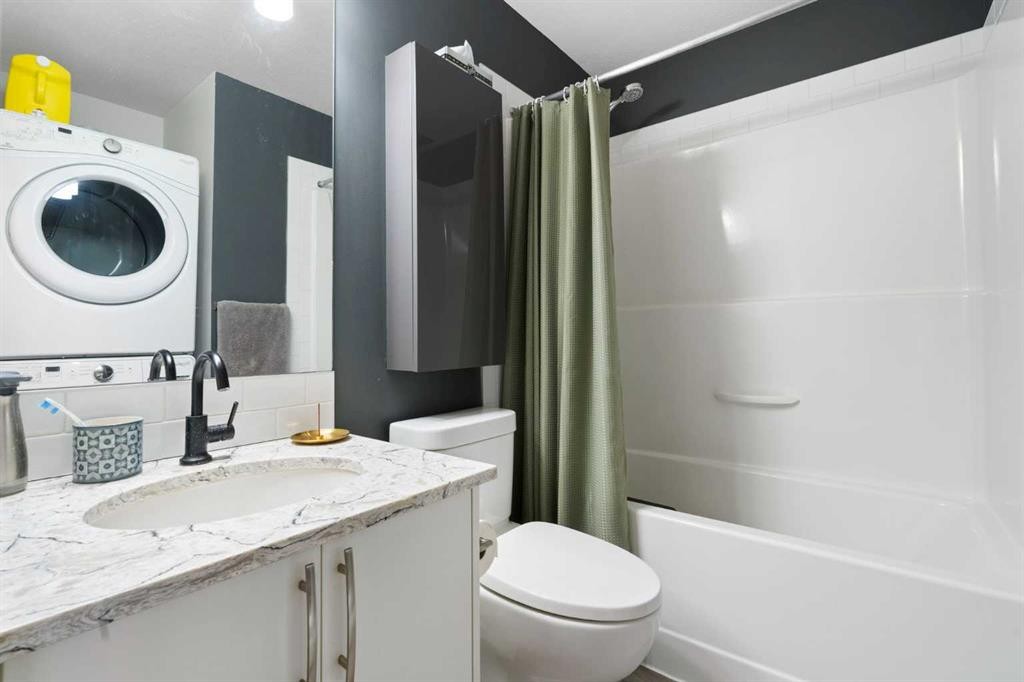 8 Evanscrest Gardens Nw, Calgary, AB - Indoor Photo Showing Bathroom