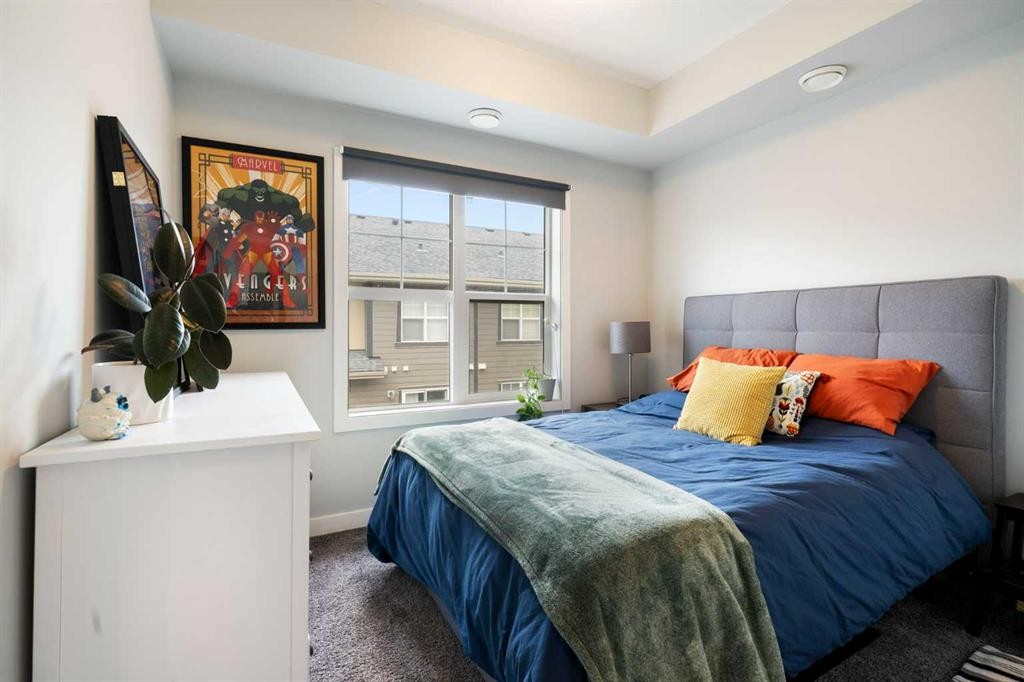 8 Evanscrest Gardens Nw, Calgary, AB - Indoor Photo Showing Bedroom