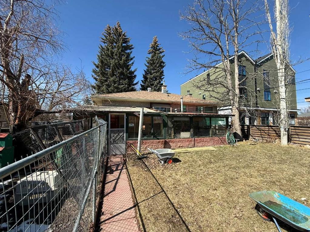 2716 45 Street Sw, Calgary, AB - Outdoor