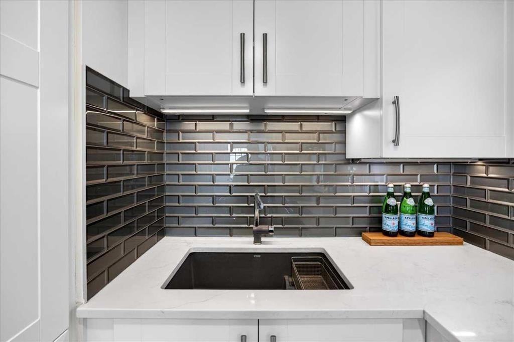 4641 20 Street Sw, Calgary, AB - Indoor Photo Showing Kitchen