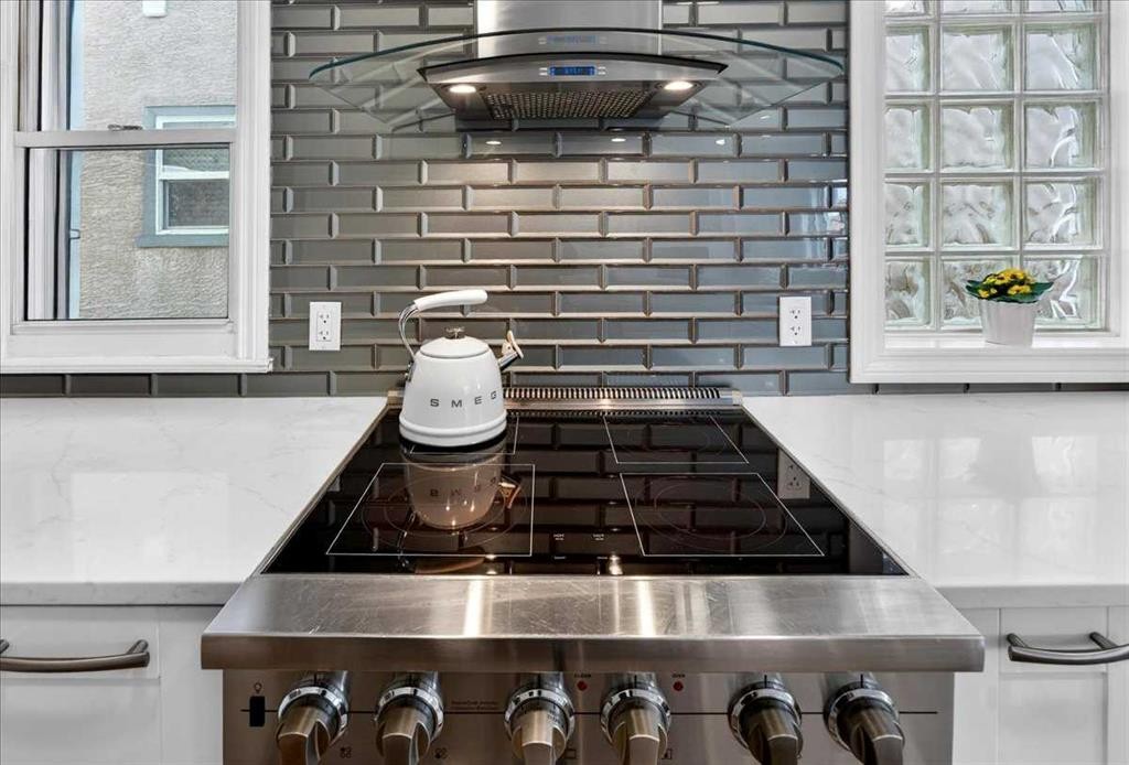 4641 20 Street Sw, Calgary, AB - Indoor Photo Showing Kitchen