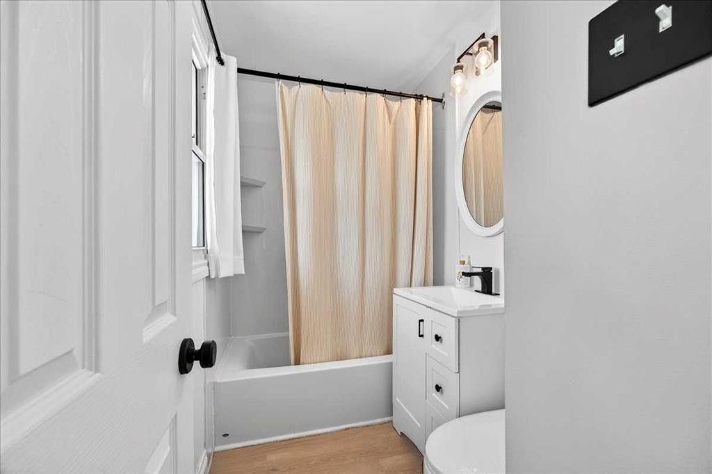 4641 20 Street Sw, Calgary, AB - Indoor Photo Showing Bathroom