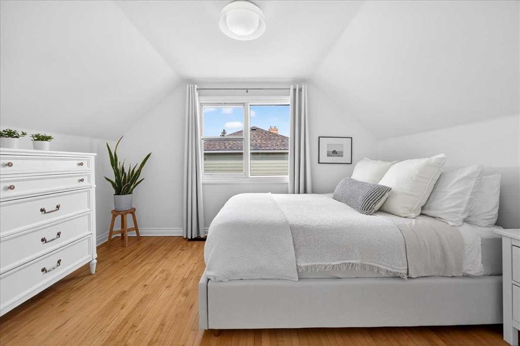 4641 20 Street Sw, Calgary, AB - Indoor Photo Showing Bedroom