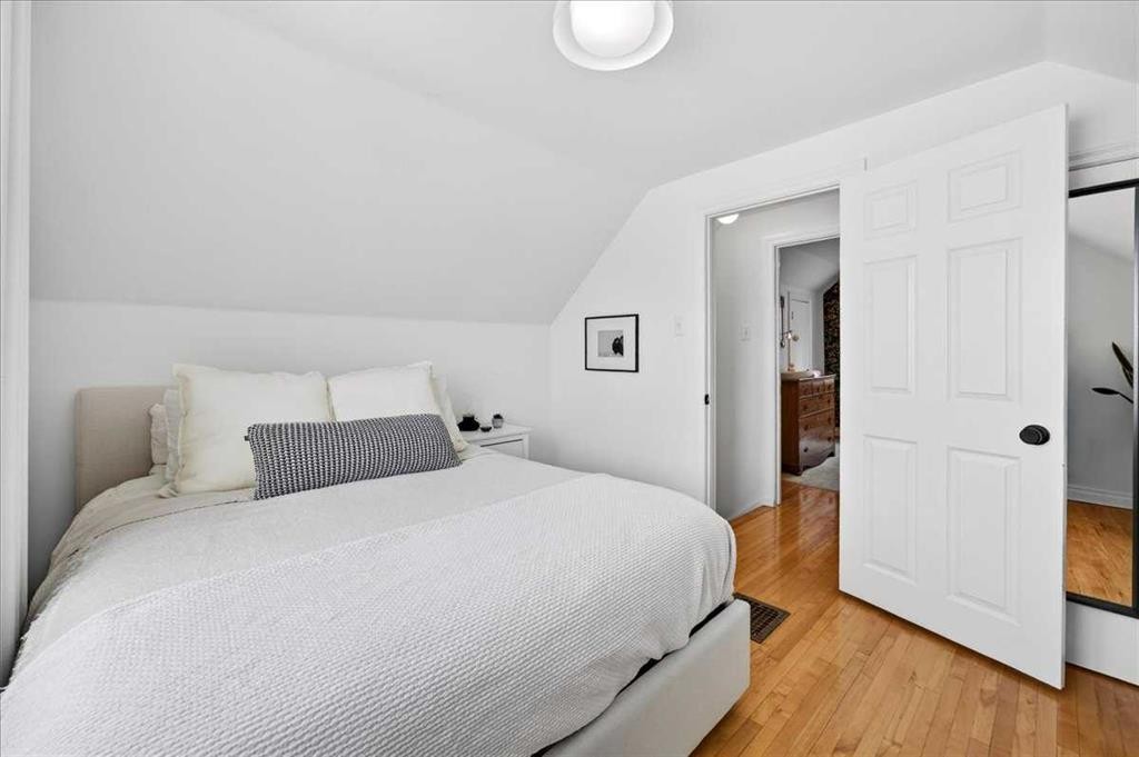 4641 20 Street Sw, Calgary, AB - Indoor Photo Showing Bedroom