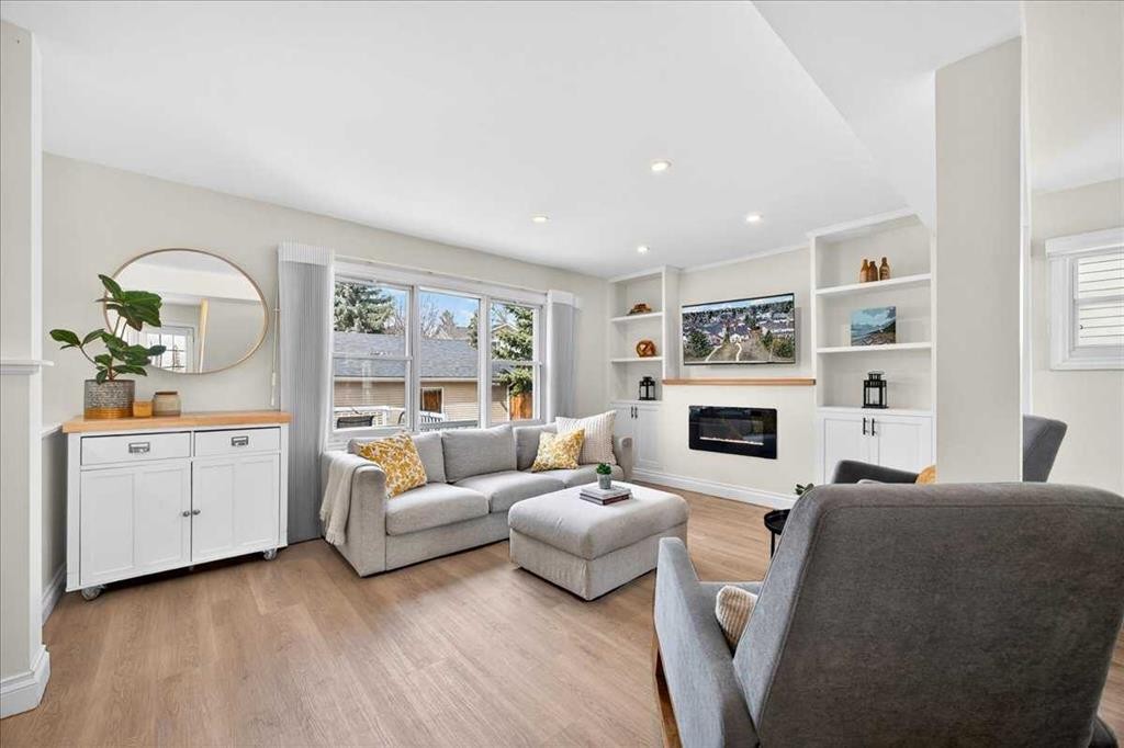 4641 20 Street Sw, Calgary, AB - Indoor Photo Showing Living Room With Fireplace