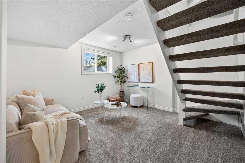 4641 20 Street Sw, Calgary, AB - Indoor Photo Showing Other Room