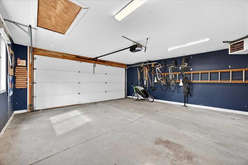 4641 20 Street Sw, Calgary, AB - Indoor Photo Showing Garage