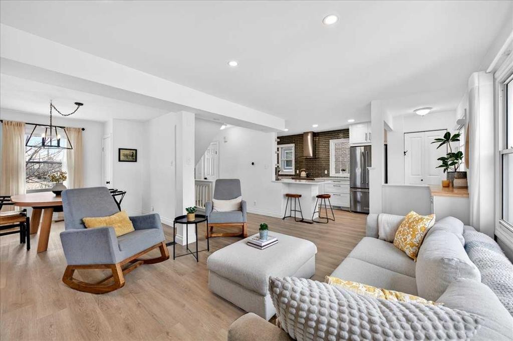 4641 20 Street Sw, Calgary, AB - Indoor Photo Showing Living Room