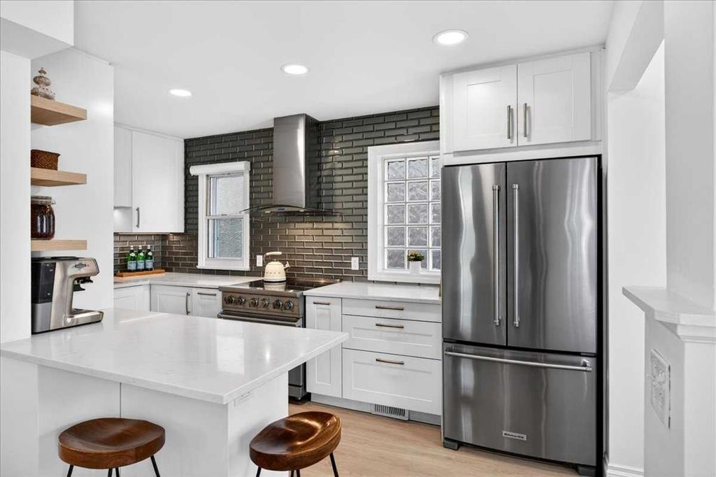 4641 20 Street Sw, Calgary, AB - Indoor Photo Showing Kitchen With Upgraded Kitchen