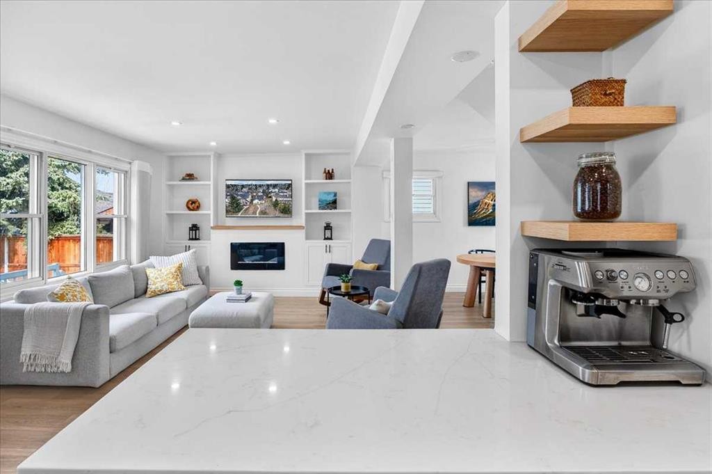 4641 20 Street Sw, Calgary, AB - Indoor Photo Showing Living Room With Fireplace