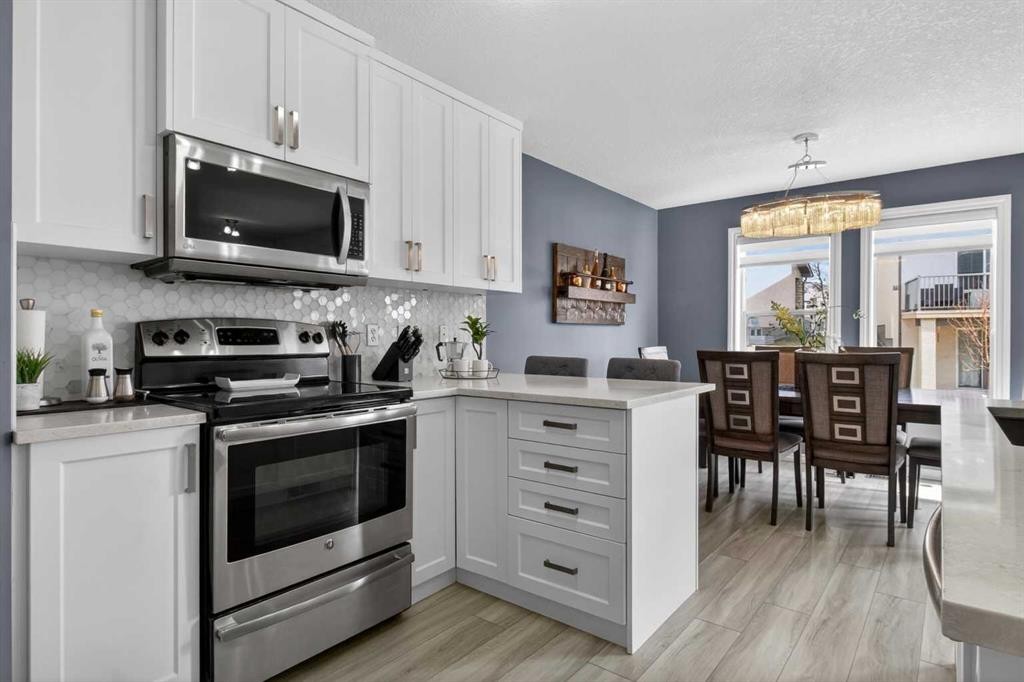 216 Royal Crest View Nw, Calgary, AB - Indoor Photo Showing Kitchen