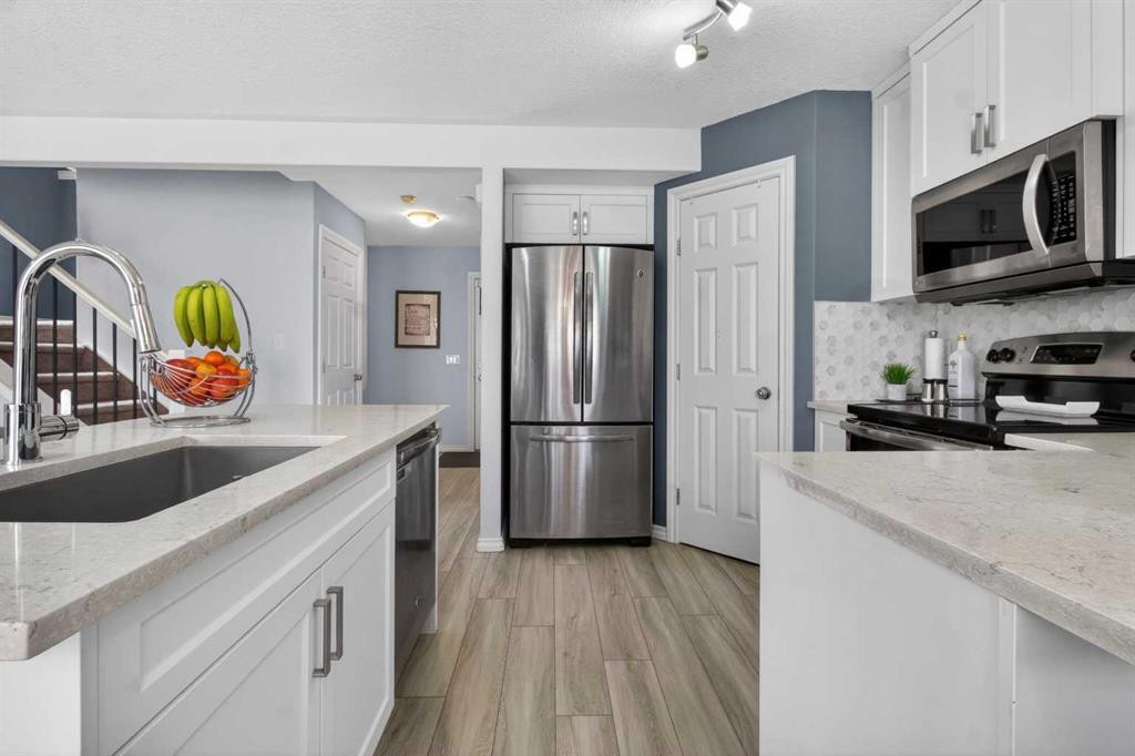 216 Royal Crest View Nw, Calgary, AB - Indoor Photo Showing Kitchen With Upgraded Kitchen