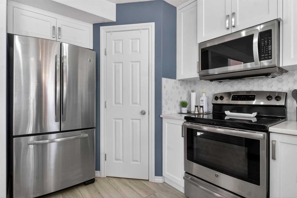 216 Royal Crest View Nw, Calgary, AB - Indoor Photo Showing Kitchen