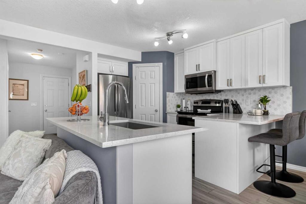 216 Royal Crest View Nw, Calgary, AB - Indoor Photo Showing Kitchen With Upgraded Kitchen