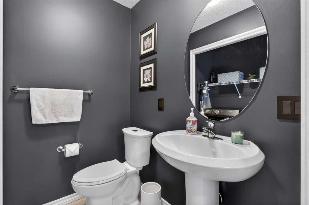 216 Royal Crest View Nw, Calgary, AB - Indoor Photo Showing Bathroom