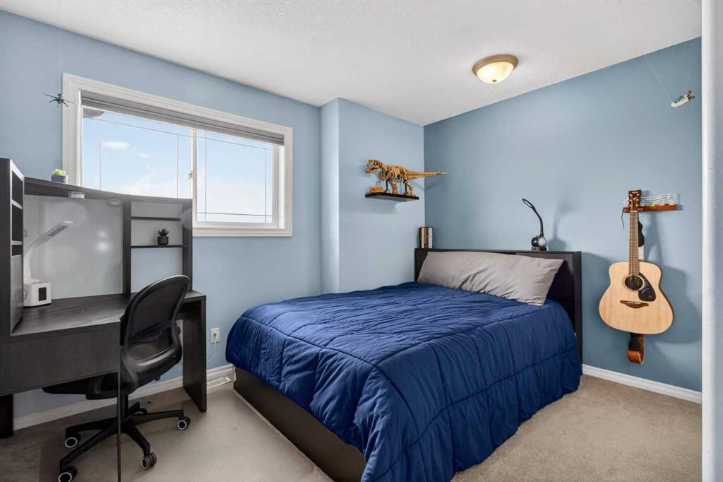 216 Royal Crest View Nw, Calgary, AB - Indoor Photo Showing Bedroom