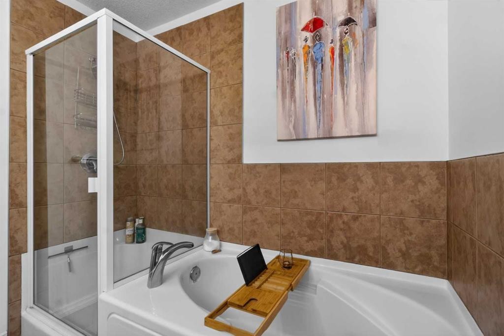 216 Royal Crest View Nw, Calgary, AB - Indoor Photo Showing Bathroom